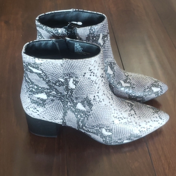 NEW! ESPRIT Maren Classic Snake Skin Print Booties 6.5. - Picture 2 of 7